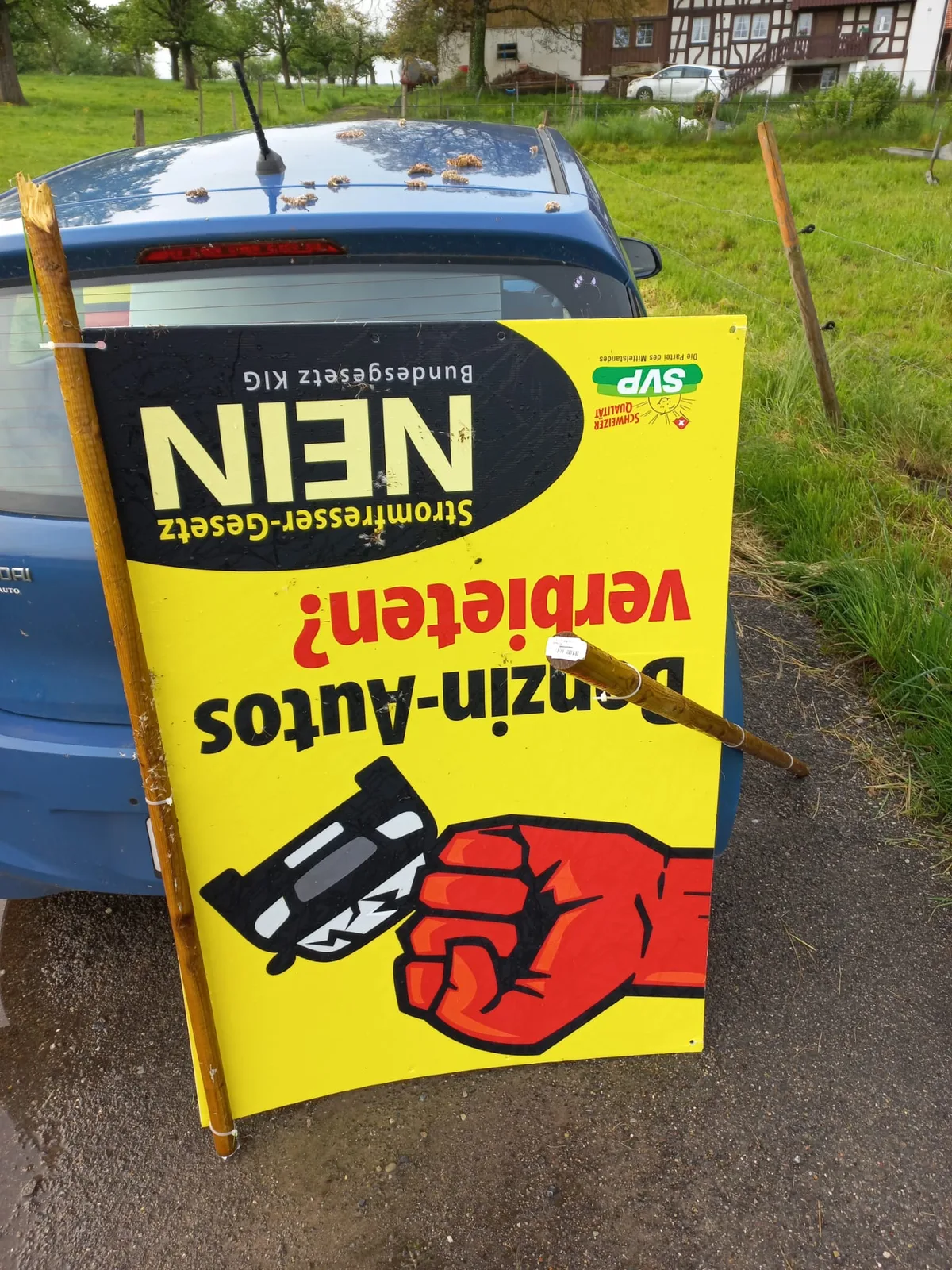 Bei den betroffenen Plakaten handelt es sich um Abstimmungsplakate zum Klimagesetz. Impressionen des Plakatvandalismus an den Plakaten der Wetziker SVP
