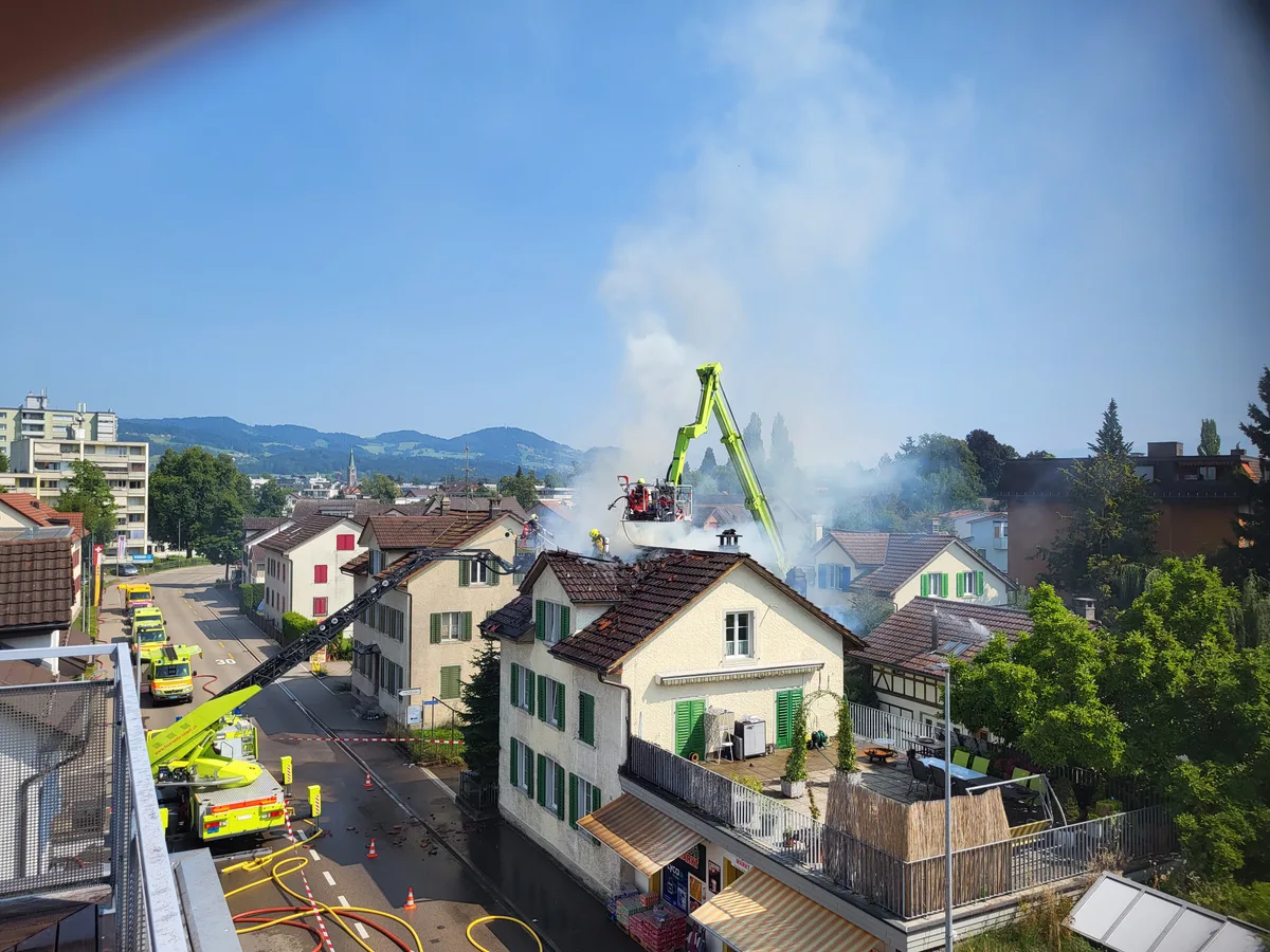 Feuerwehreinsatzkräfte auf einem Dach.