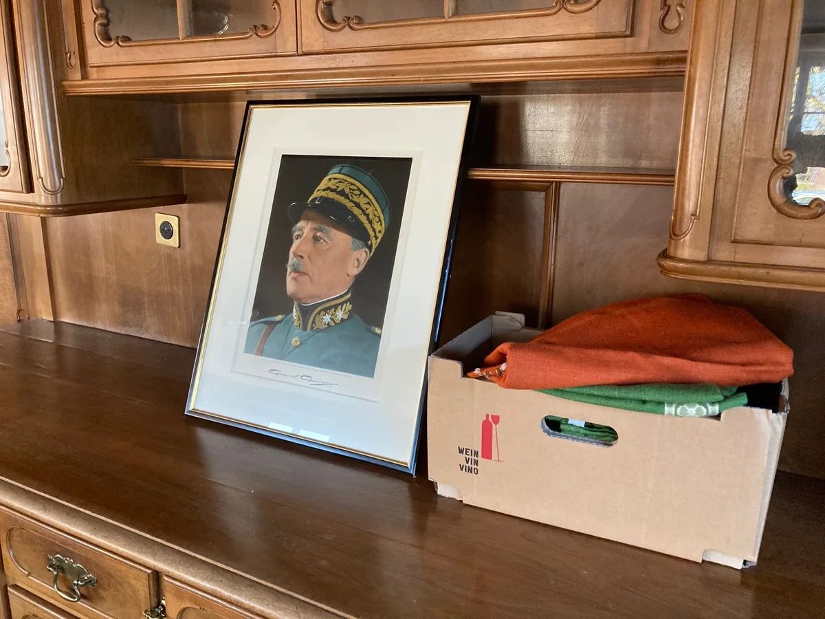 Bild von General Guisan im Gasthof Krone in der Forch, der neue vom Tibeter Tenba Sagangtsang betrieben wird.