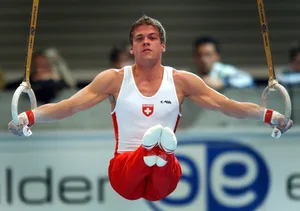 Andreas Schweizer, hier an den Ringen, wurde zusammen mit seiner Rumaenischen Partnerin Catalina Ponor Vierter beim Swiss-Cup 2003, aufgenommen am Sonntag, 23. November 2003, anlaesslich des Turn Wettkampfes Swiss-Cup in der Zuercher Saalsporthalle. (KEYSTONE/Eddy Risch) Andreas Schweizer, hier an den Ringen, wurde zusammen mit seiner Rumaenischen Partnerin Catalina Ponor Vierter beim Swiss-Cup 2003, aufgenommen am Sonntag, 23. November 2003, anlaesslich des Turn Wettkampfes Swiss-Cup in der Zuercher Saalsporthalle. (KEYSTONE/Eddy Risch)