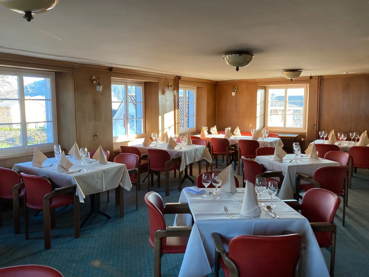 Speisesaal im Gasthof Krone in der Forch, der neu vom Tibeter Tenba Sagangtsang betrieben wird.