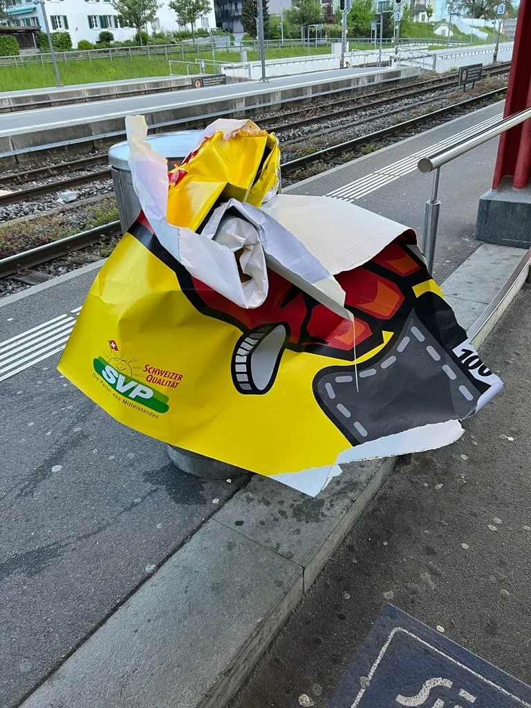 … und in den Mülleimer gestopft. Impressionen des Plakatvandalismus an den Plakaten der Wetziker SVP