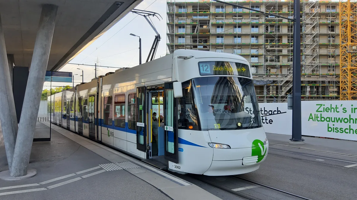 21734997-6 Masken im ÖV, Glattalbahn, Linie 12