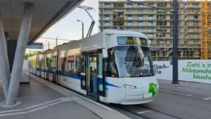 21734997-6 Masken im ÖV, Glattalbahn, Linie 12