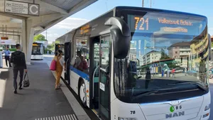 Masken im ÖV, Linie 721, Bahnhof Schwerzenbach Masken im ÖV, Linie 721, Bahnhof Schwerzenbach