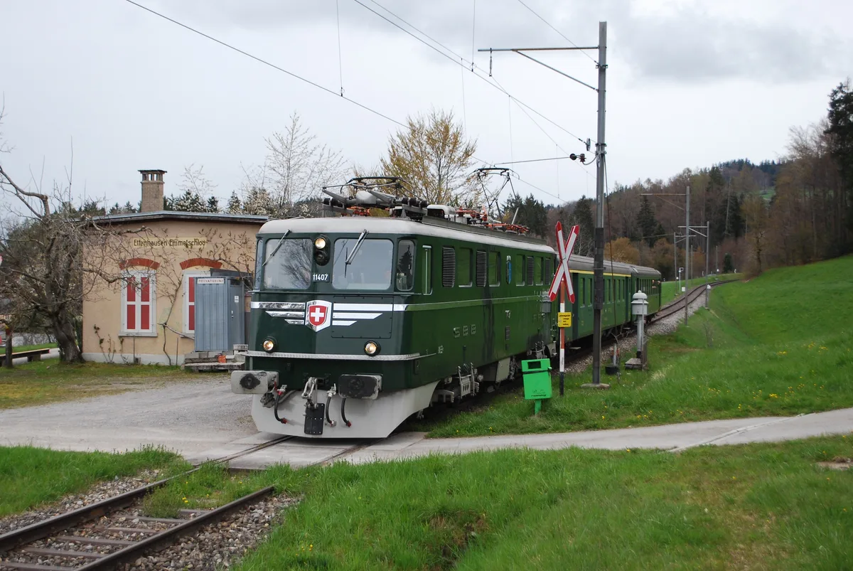 Anlässlich seiner Mitgliederversammlung fuhr der historische Verein Mikado aus Brugg (AG) mit der 1956 gefertigten Ae 6/6 11407 mit den Kantonswappen des Aargaus und zwei Reisezugwagen nach Neuthal, wo das Textil- und lndustriekultur-Museum besichtigt wurde.