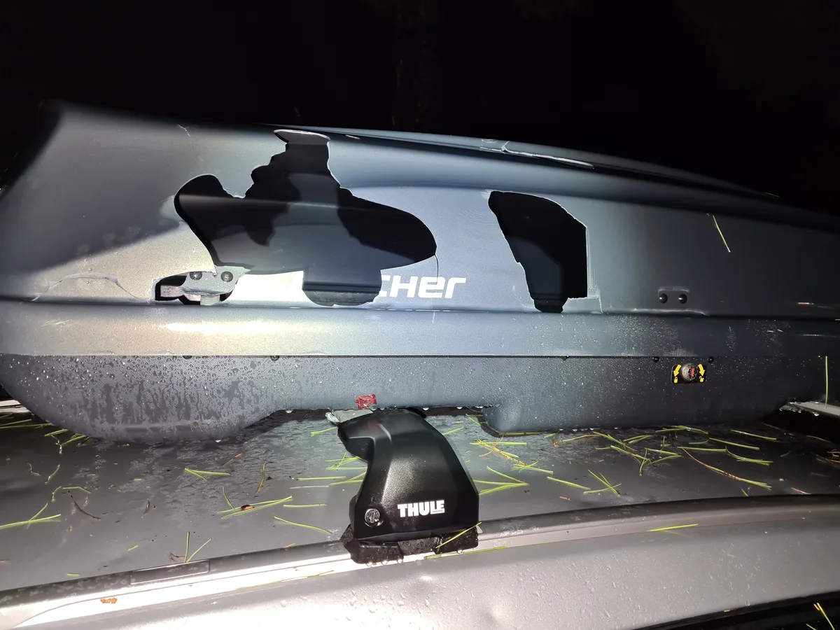 Auch die Dachbox auf dem Auto der Familie Hauser blieb vom Hagel nicht verschont. Schäden nach einem heftigen Hagelsturm am Gardasee im Juli 2023.