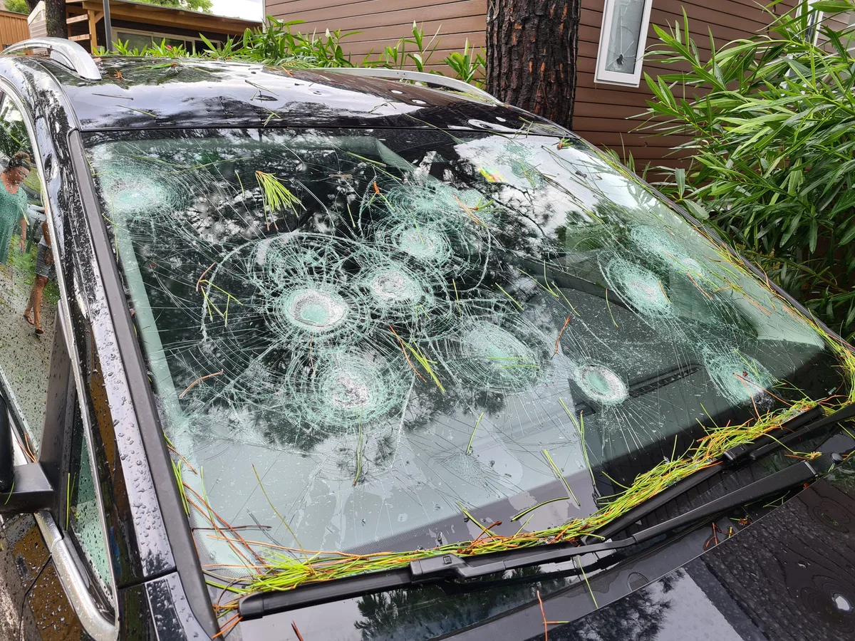 Die Frontscheibe des Autos der Wolfhauser Familie war komplett zerstört.