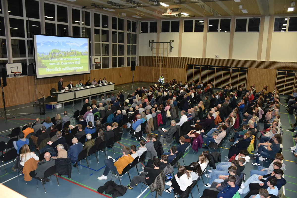 Gemeindeversammlung Bubikon am 13. Dezember 2023 vor und in der Turnhalle Geissberg, Wolfhausen