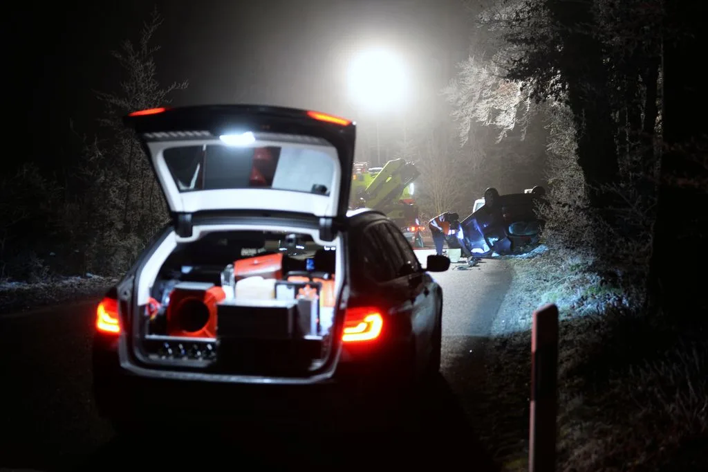 Feuerwehr und Polizei arbeiteten an der Unfallstelle zusammen. Auto überschlägt sich.