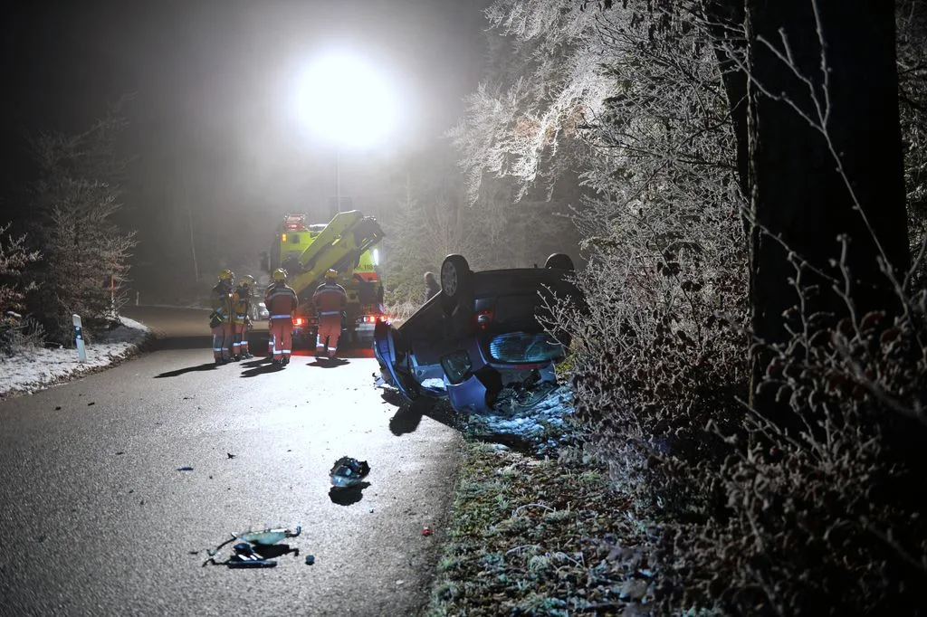 Die Feuerwehr sicherte die Unfallstelle und entfernte ausgelaufene Flüssigkeiten. Auto überschlägt sich.
