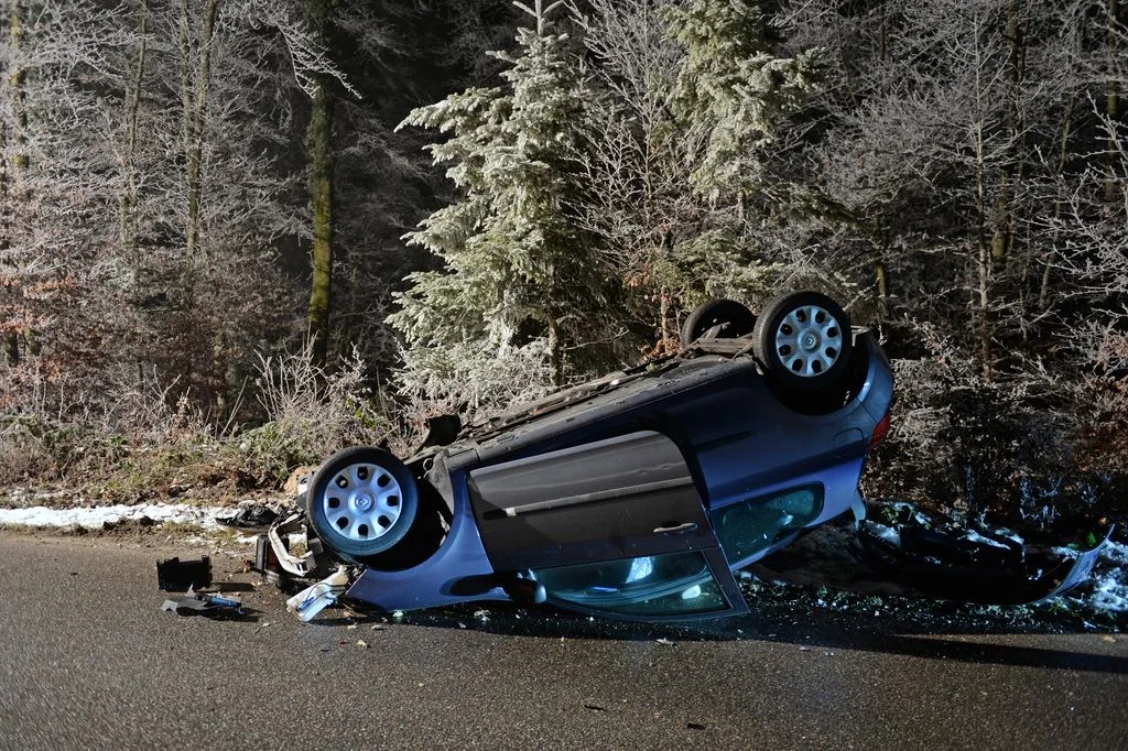 Das verunfallte Fahrzeug blieb stark beschädigt liegen. Auto überschlägt sich.