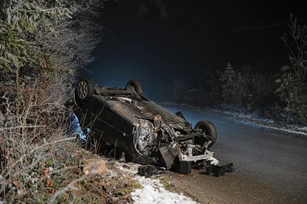 Vom Lenker fehlt jede Spur – die Polizei ermittelt zur Unfallursache. Auto überschlägt sich.