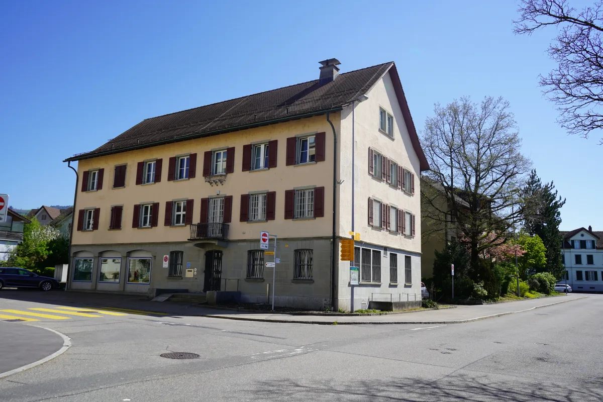 Der Kanton bringt im ehemaligen Gebäude der Bank Avera unbegleitete minderjährige Asylsuchende unter.