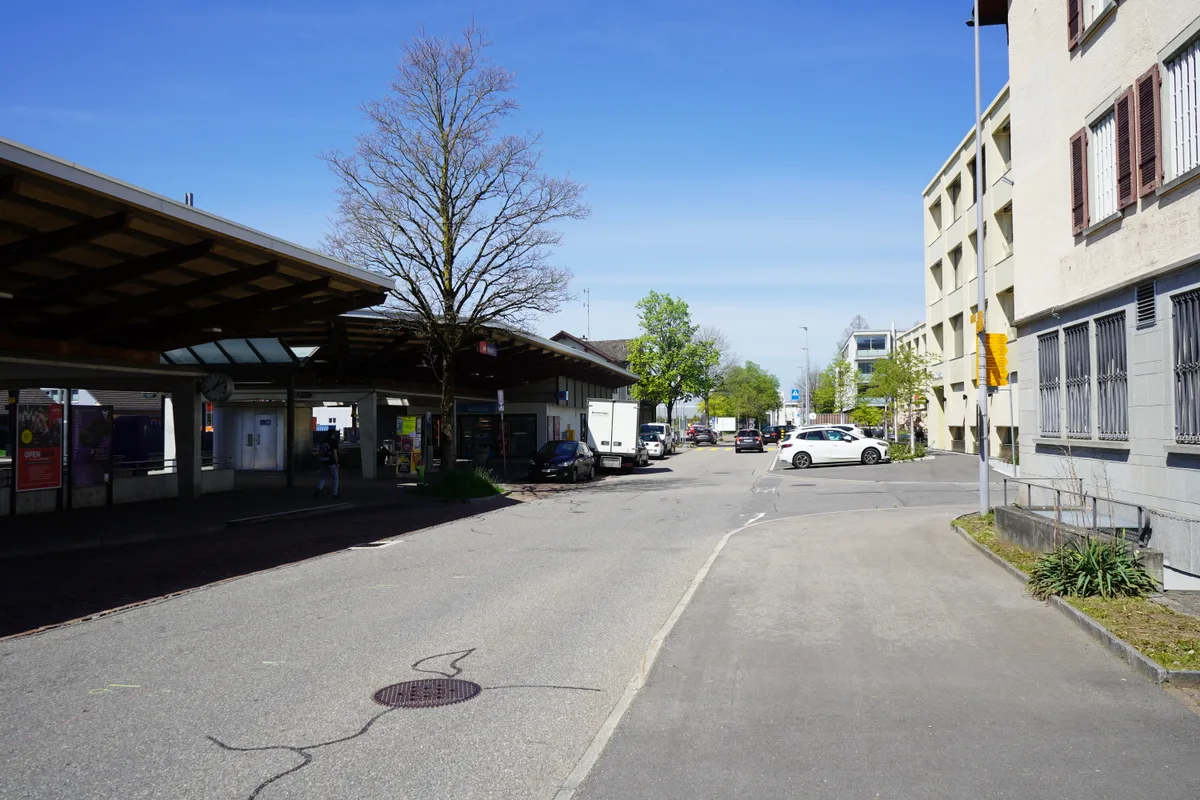 Sicht auf den Bahnhofplatz in Hinwil.