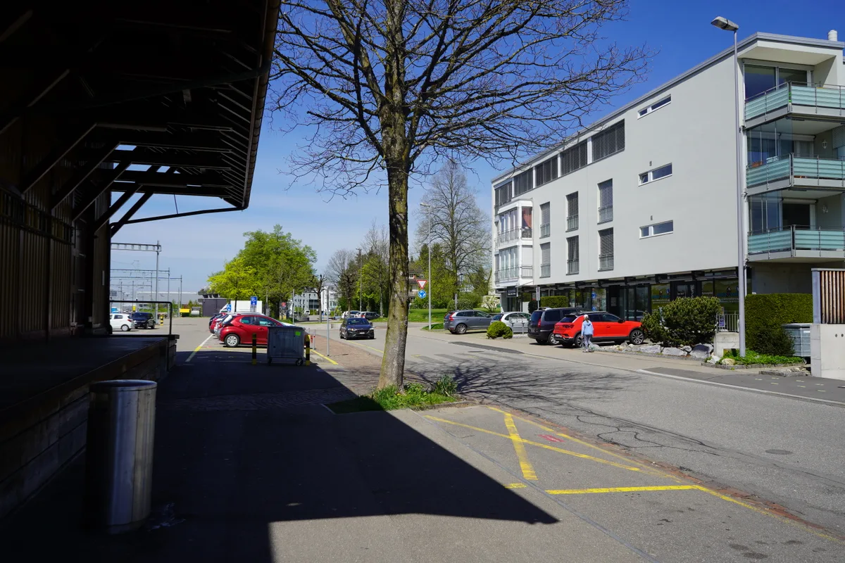 Strassenszene beim Bahnhof Hinwil.