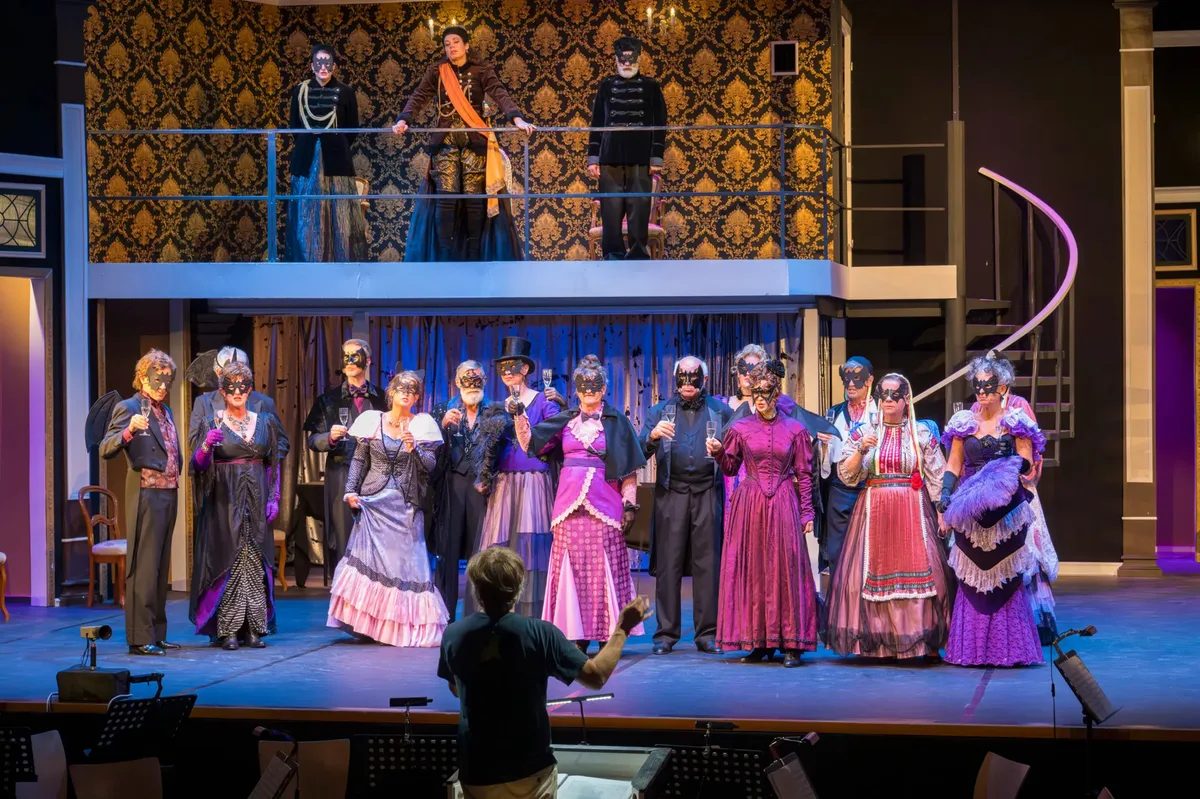 Der Laienchor mit Personen aus der Region im Stück «Die Fledermaus», das am Samstag in Hombrechtikon Premiere hat. Der Laienchor mit Personen aus der Region im Stück «Die Fledermaus», das am Samstag in Hombrechtikon Premiere hat.