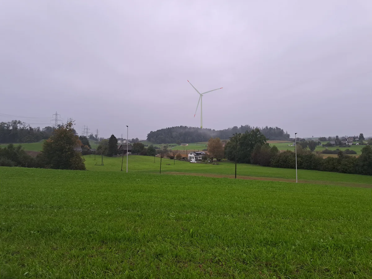 Visualisierung des Windrades Windparks Windenergieanlage Hombergchropf bei Bubikon; Visualisierung aufgrund von Gutachten der Gemeinde Bubikon, insofern fachmännisch; im Bildnamen drin ist jeweiliger Blickstandort zum Hombergchropf Visualisierung des Windrades Windparks Windenergieanlage Hombergchropf bei Bubikon; Visualisierung aufgrund von Gutachten der Gemeinde Bubikon, insofern fachmännisch; im Bildnamen drin ist jeweiliger Blickstandort zum Hombergchropf