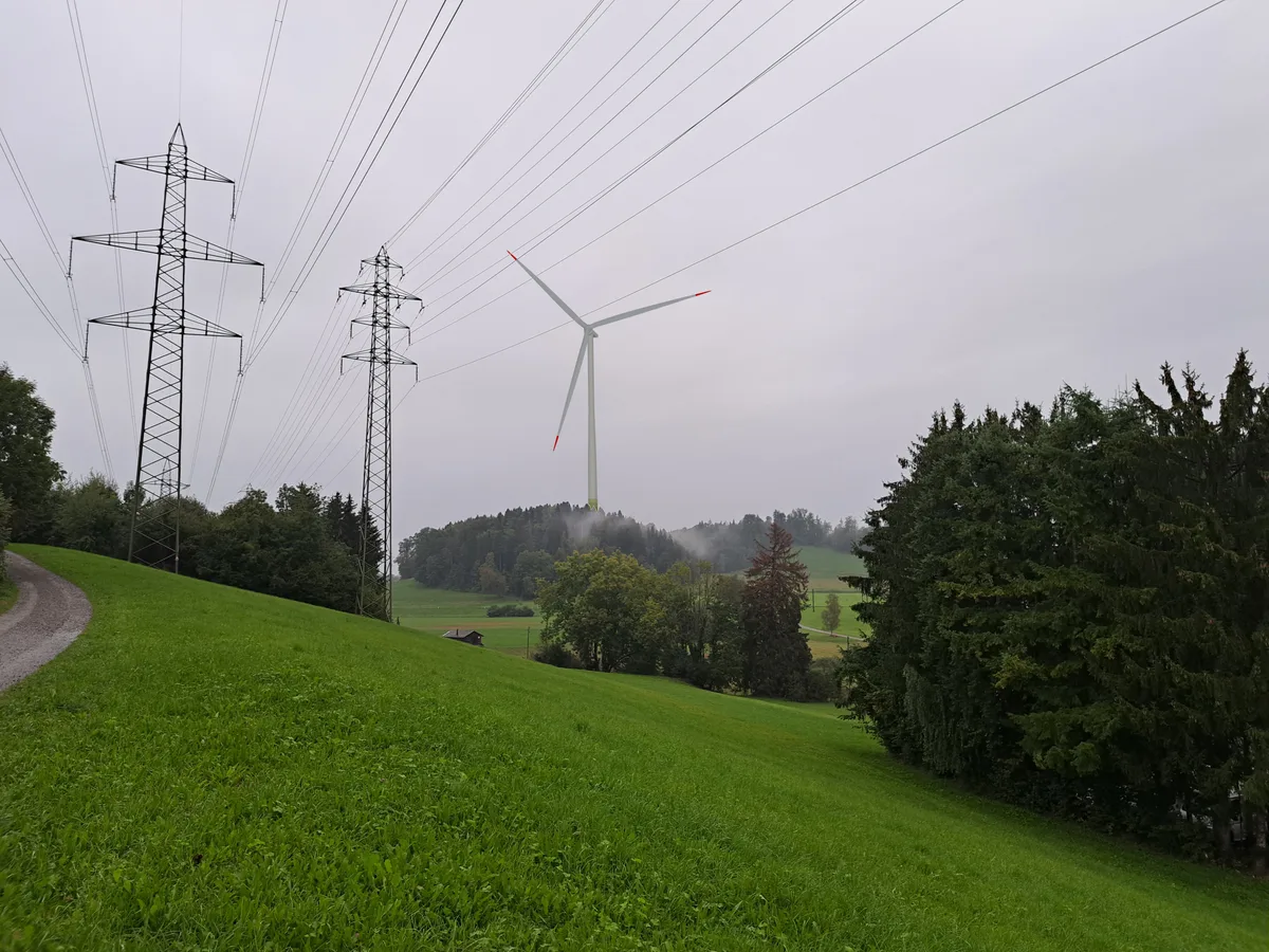 …vom Botzflueweg her…, So würde sich ein 220 Meter hohes Windrad auf dem Hombergchropf bei Bubikon präsentieren, hier vom Botzflueweg aus gesehen.