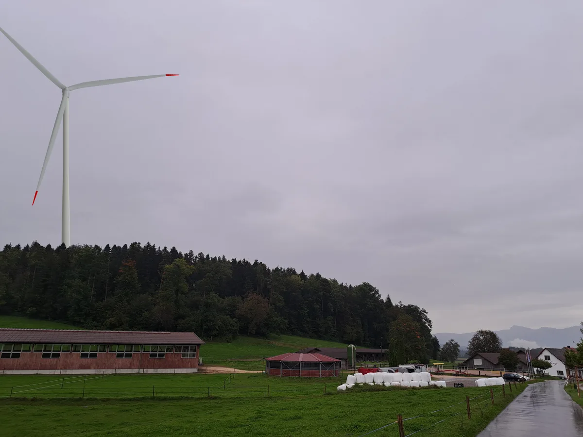 …hier von der Bürgstrasse aus…, So würde sich ein 220 Meter hohes Windrad auf dem Hombergchropf bei Bubikon präsentieren, hier von der Bürgstrasse aus gesehen.