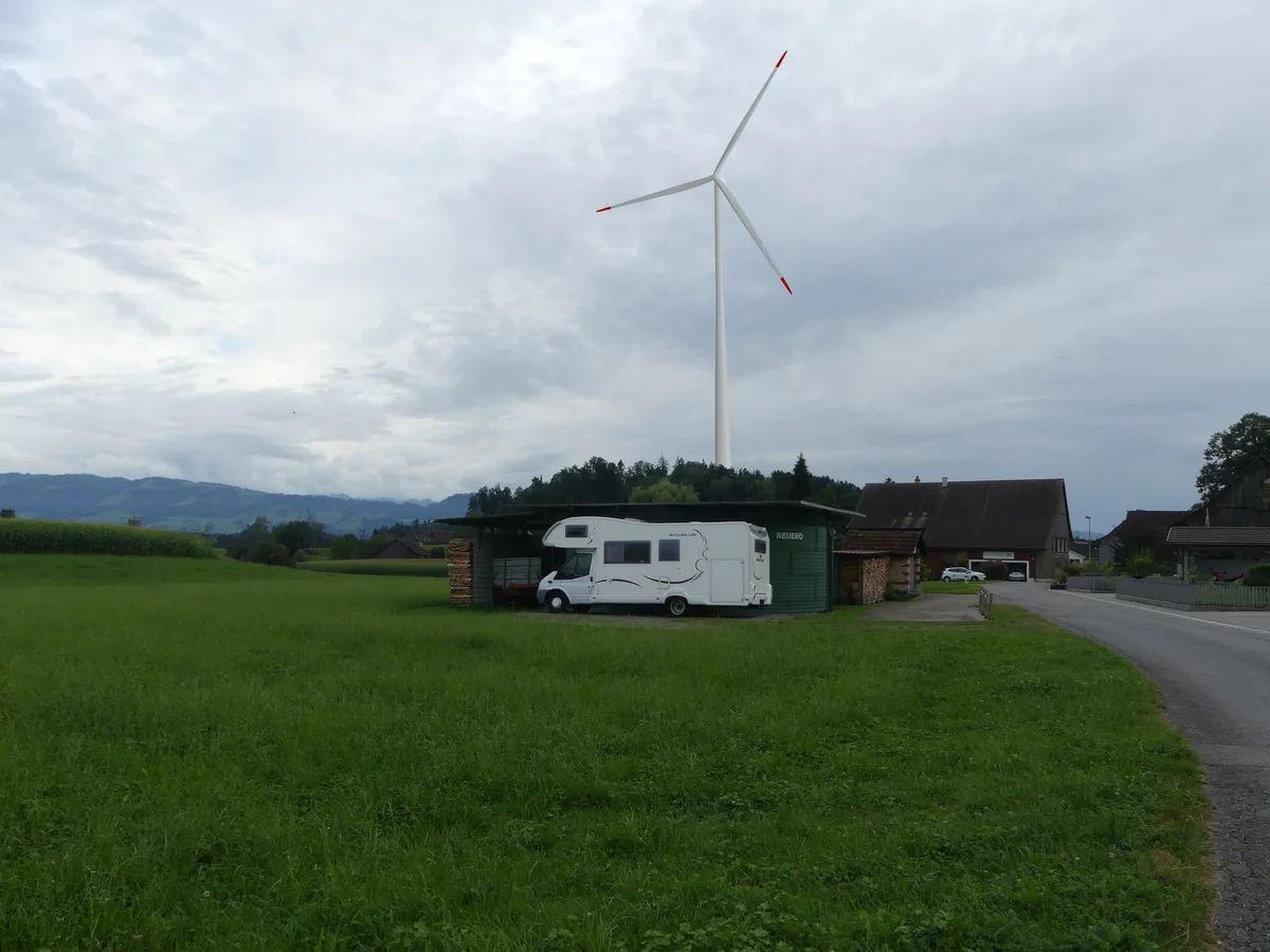 …oder vom Lanzacher aus gesehen. So würde sich ein 220 Meter hohes Windrad auf dem Hombergchropf bei Bubikon präsentieren, hier vom Lanzacher aus gesehen.