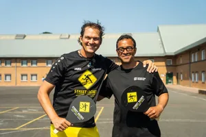 Auf einer Mission: Marcel Straub und Raphael Rowe beim Pilotversuch im englischen Gefängnis Swinfen Hall. Auf einer Mission: Marcel Straub und Raphael Rowe beim Pilotversuch im englischen Gefängnis Swinfen Hall.
