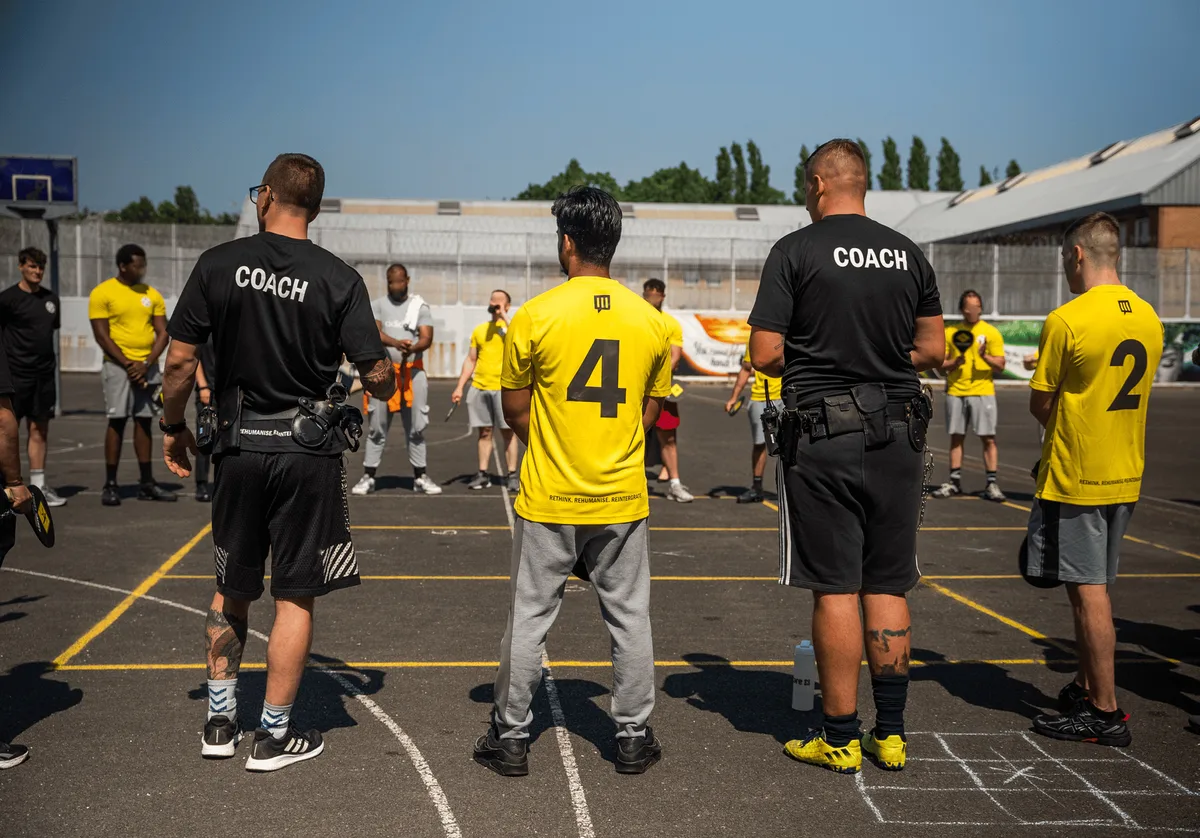 Man sieht eine Gruppe von Männern bei der Einführung in den Sport Street Racket.