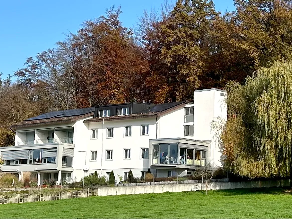 Man sieht das Alters- und Pflegeheim Grüneck in Ottikon.
