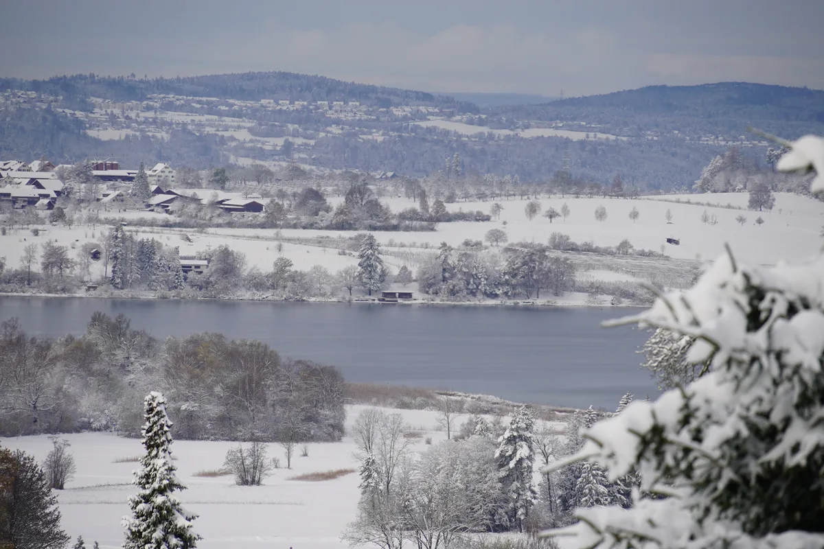 Ein See in verschneiter Landschaft,