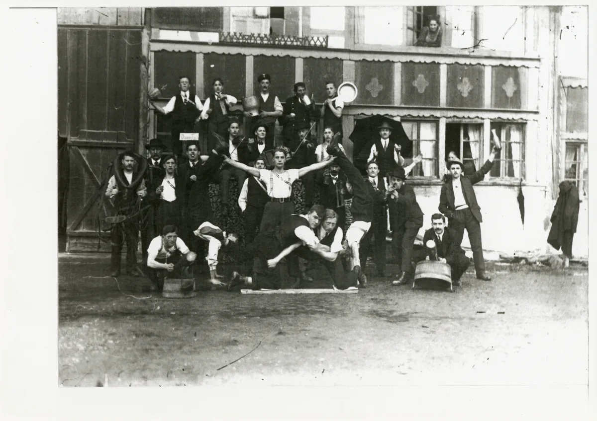 Der Turnverein Dübendorf im Jahr 1921. Ein Jahr später ist die Männerriege gegründet worden. Der Turnverein Dübendorf im Jahr 1921. Ein Jahr später ist die Männerriege gegründet worden.