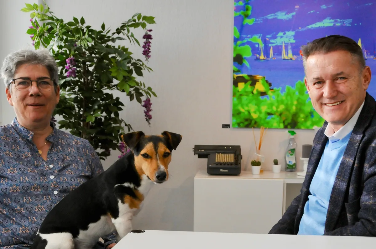 Ursula Trösch und Nijat Bajrami mit Jack Russell Buddy.