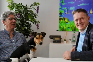 Ursula Trösch und Jack Russell Buddy werden in der WG wohnen, Nijat Bajrami unterstützt das Vorhaben. Ursula Trösch und Jack Russell Buddy werden in der WG wohnen, Nijat Bajrami unterstützt das Vorhaben.