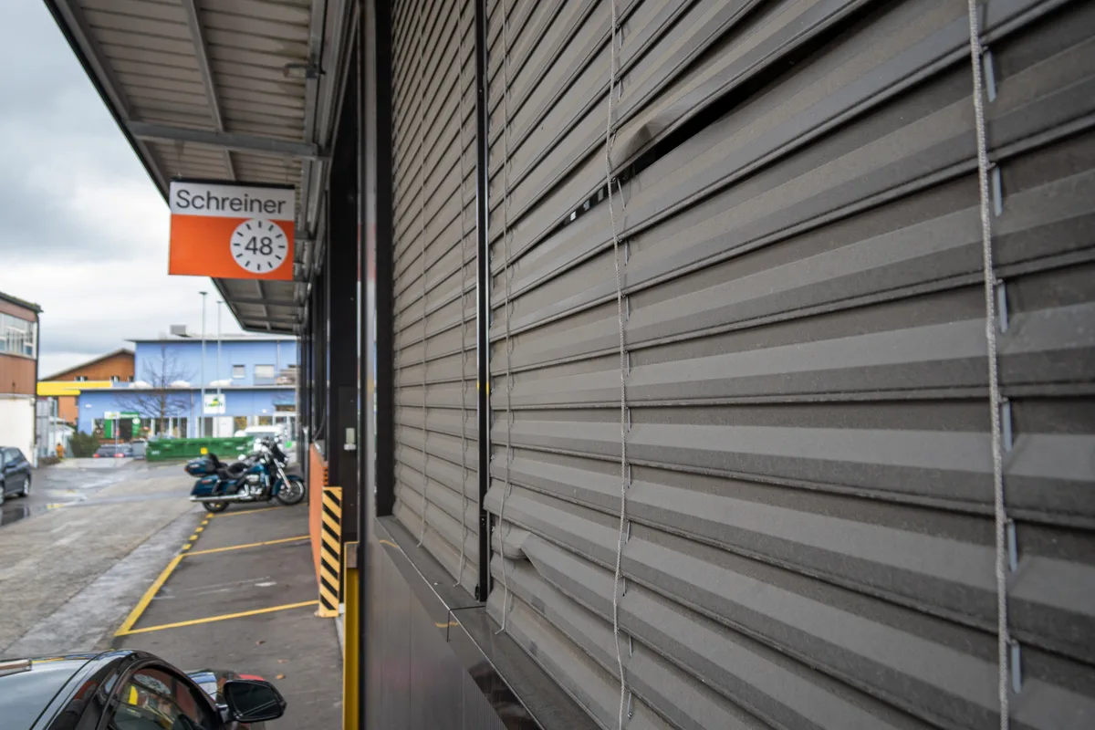 Man sieht einen Einbruchversuch bei der Fensterseite (Harley Davidson) und hinten bei der Tür. 