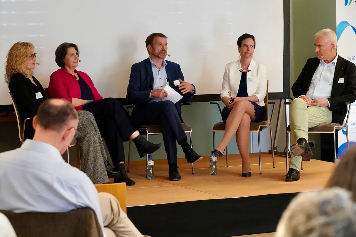 Die Podiumsteilnehmeden (von links): Dr. Nathalie Möckli, Pia Baur-Manzetti, Gesprächsleiter Michael Kaspar, Béatrice Mast und Tobias Diener (Direktor Zollinger Stiftung).