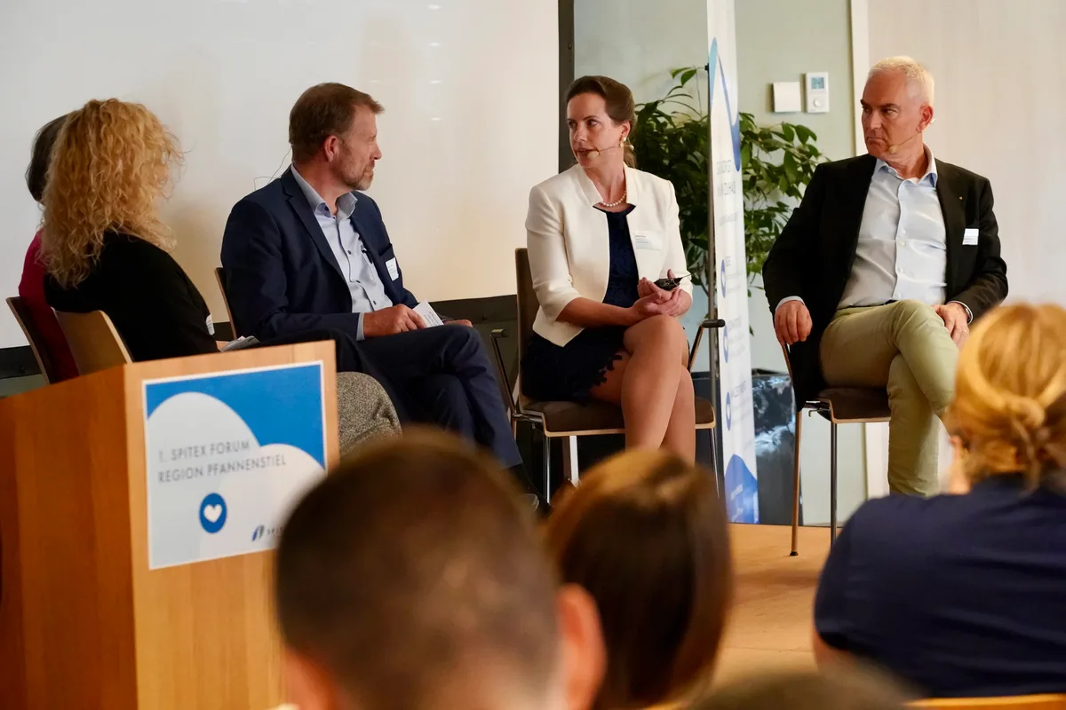 Rund 120 Interessierte, Fachleute aus Spitex-Organisationen und Behördenvertreter befassten sich mit Fragestellungen rund um die Herausforderungen im Spitex-Bereich.