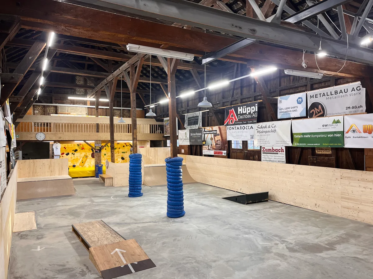 Eine Skate und BMX oder Freestyle Halle.