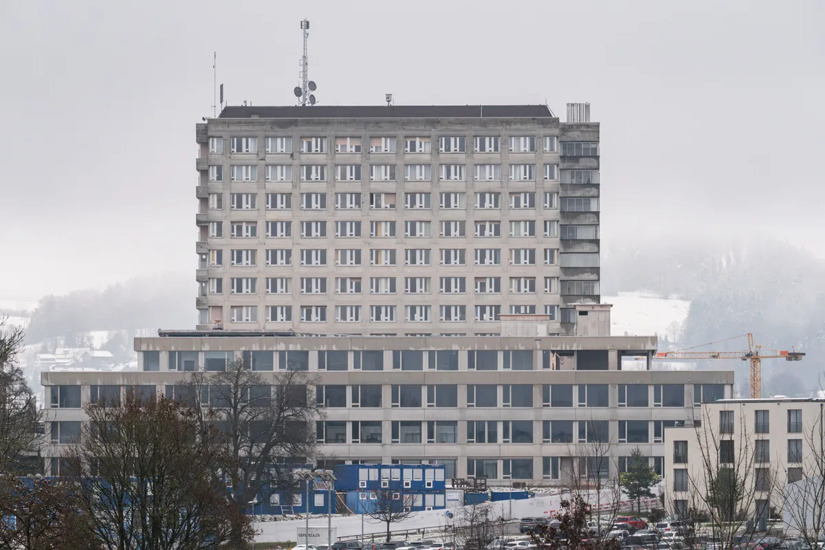 Das GZO Spital in Wetzikon im Nebel.
