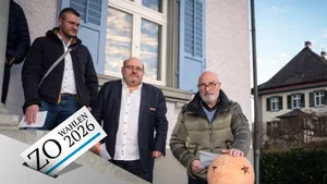 13283163-8 Pascal Bassu (SP) bleibt als jetziger und neuer Stadtpräsident eine Stufe höher als sein Mitbewerber Henry Vettiger (SVP).