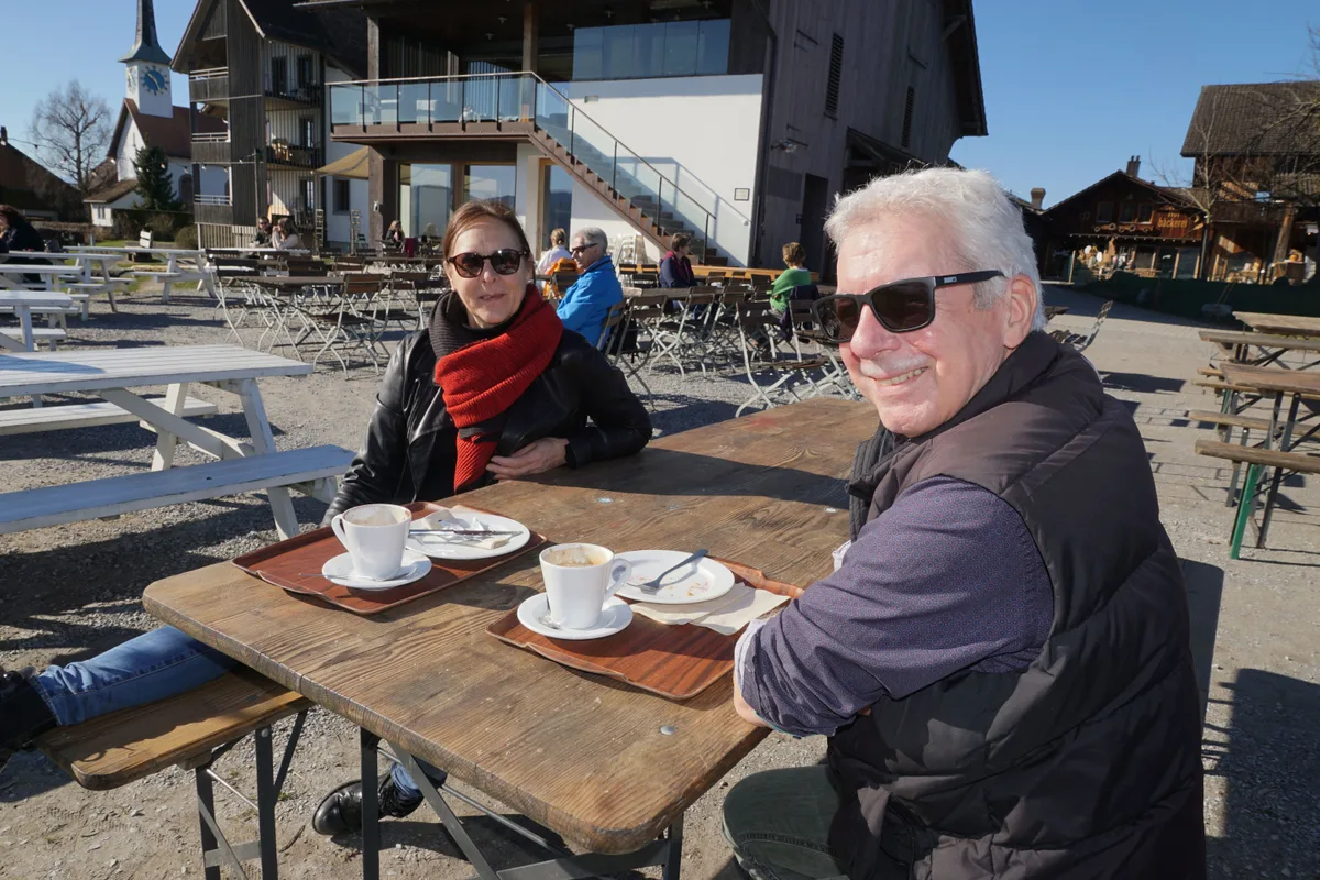 Die Sonnenbrille ist ein Muss. Auf dem Juckerhof stärkt man sich nicht nur mit einem Dessert, sondern auch mit einer Portion Vitamin D. Aussicht von der Juckerfarm auf den Pfäffikersee.