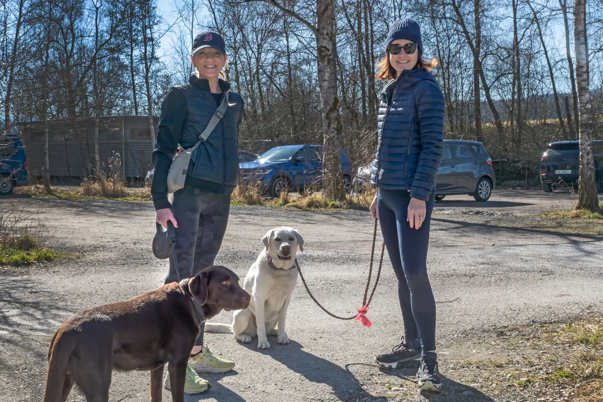 Dank dem Prachtwetter ergab sich ein spontaner Freundinnentreff: Catharina (links) und Lea (rechts) mit ihren Hunden Niebla (Mitte) und Flora (links). Ausflugswetter im Oberland.