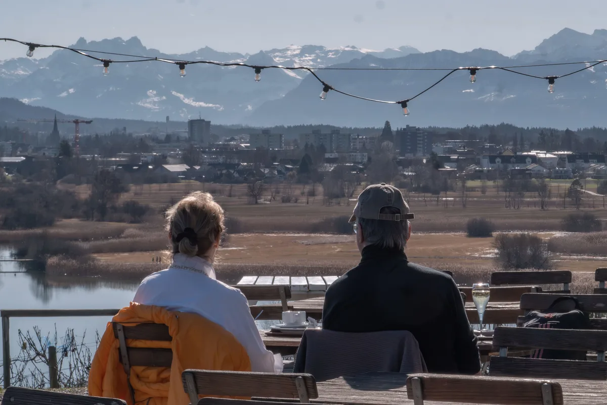 Aussicht von der Juckerfarm auf Wetzikon und die Berge.