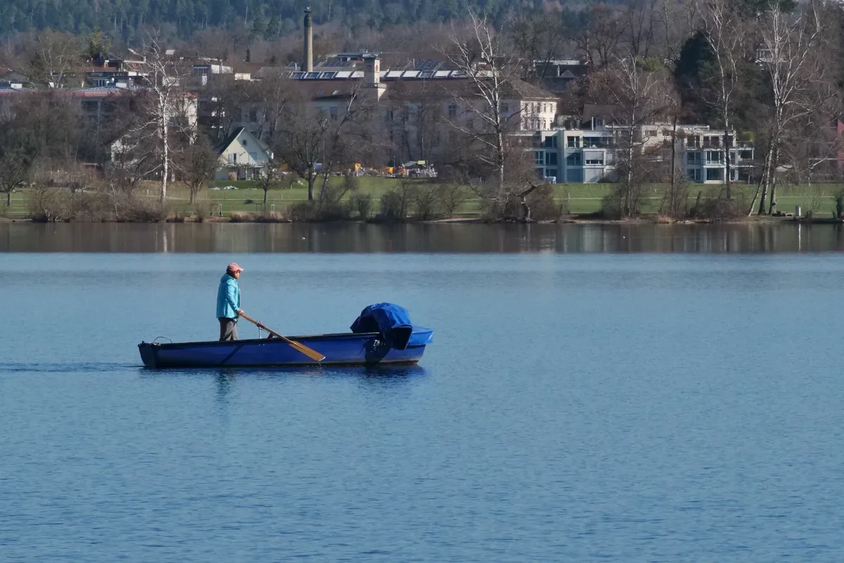 Auch das doch noch sehr kalte Nass bereitet wieder Freude. So auch von der Schifflände in Maur aus. Von der Schifflände aus