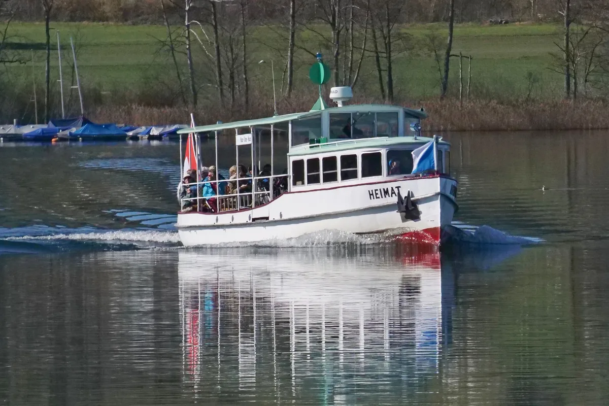 «Schiff ahoi!», heisst es auf dem Greifensee. Die «Heimat» voller Gäste, die in Niederuster zum Beispiel spazieren wollen. Die «Heimat» voller Gäste die in Niederuster spazieren wollen oder in der Schilf sich mit einem Kafi verköstigen.