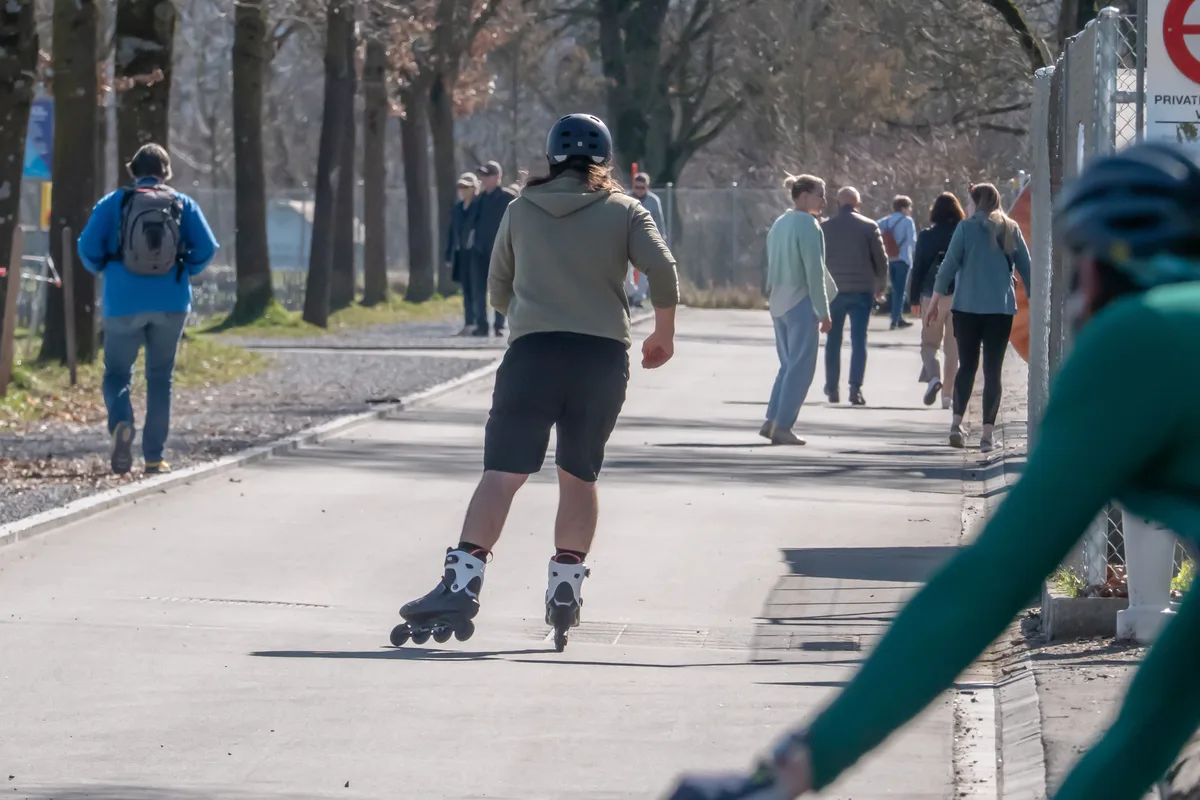 Spaziergänger, Inlineskater und Velofahrer in Uster freuen sich über das Wetterglück. Inlineskater und Velofahrer sind unterwegs.