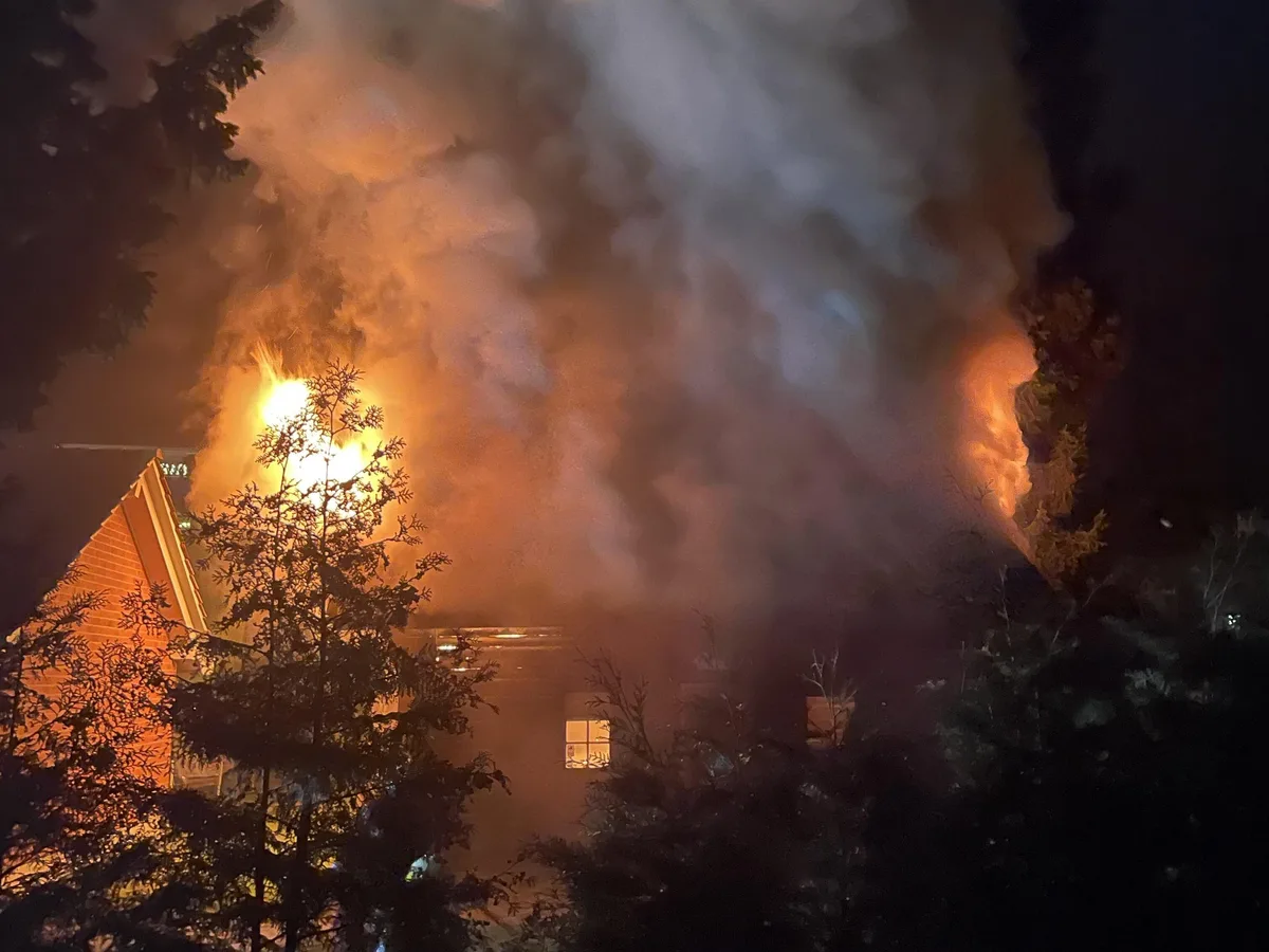 Dieses Chalet stand am Sonntag in Brand.