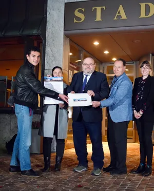 31764215-1 Die SP Wetzikon übergibt Stadtpräsident Pascal Bassu ihre Petition.