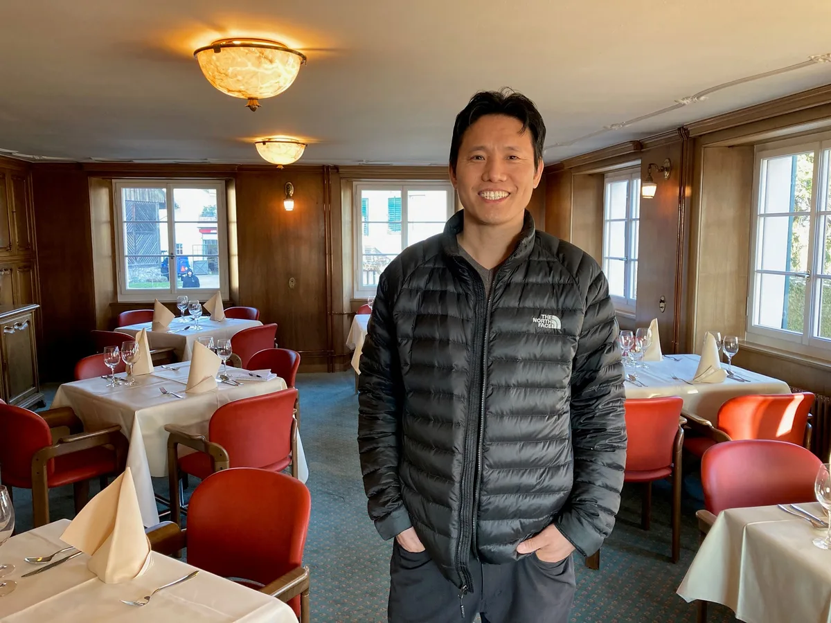 Tenba Sagangtsang, Gastgeber des Restaurants Zambale, an seinem neuen Standort, dem Gasthof Krone auf der Forch.