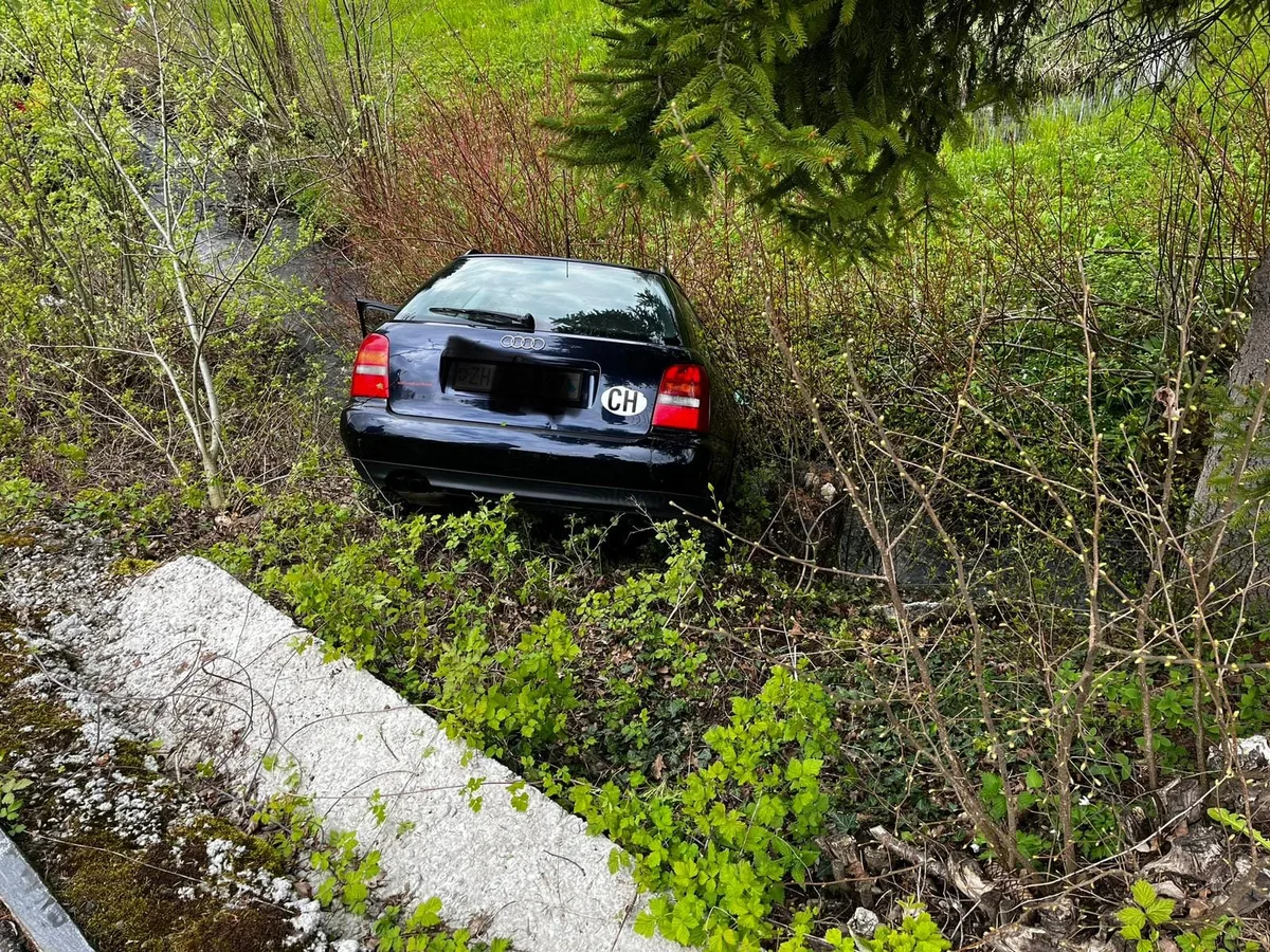 Wie konnte das nur passieren: Ein Auto fuhr in Rüti geradewegs in eine Graben. Wie konnte das nur passieren: Ein Auto fuhr in Rüti geradewegs in eine Graben.