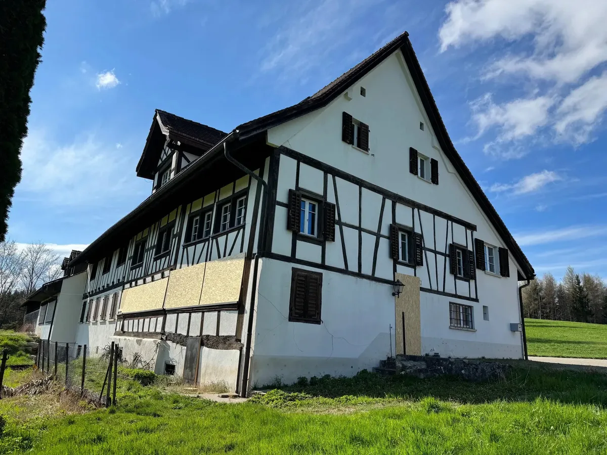Kürzlich wurde das leer stehende Restaurant erneut von Aktivisten besetzt. Nun hat die Verwaltung das Haus mit Brettern vernagelt. Altes Riegelhaus.