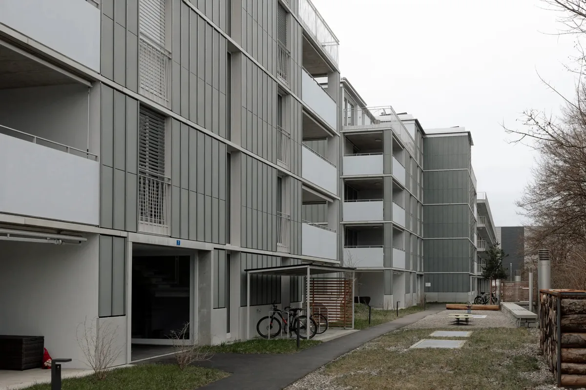 Seit einem guten Jahr stehen in Urdorf drei Mehrfamilienhäuser mit PV-Fassade.